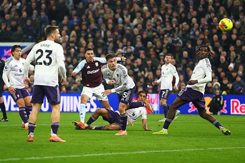 الفوز الـ7 على التوالي.. قطار أستون فيلا لا يتوقف في محطة مانشستر يونايتد